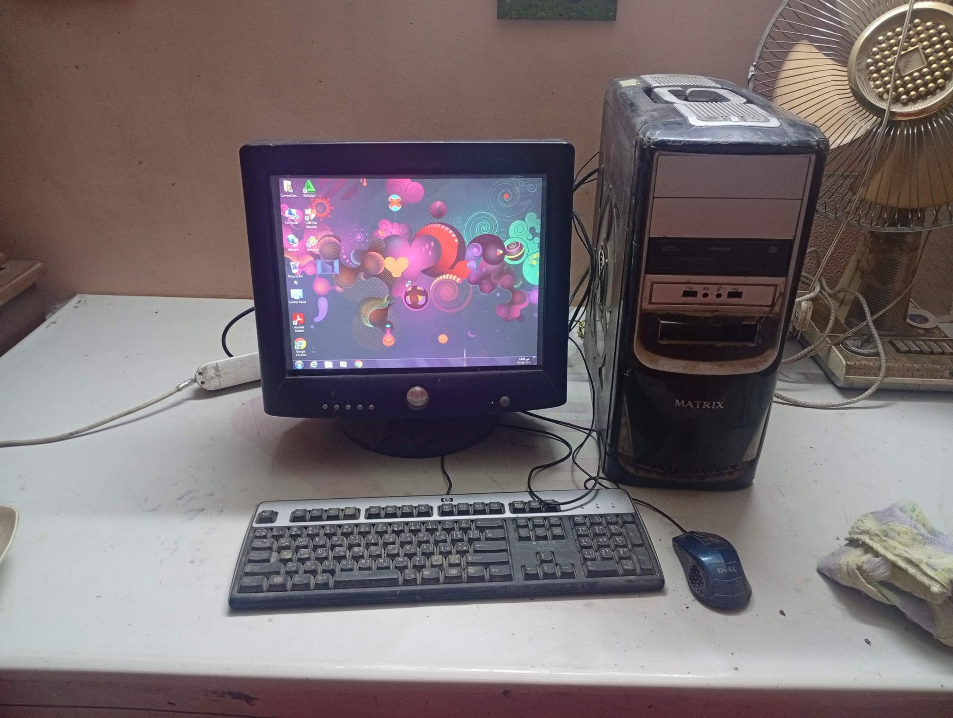 كمبيوتر مكتب مع شاشة