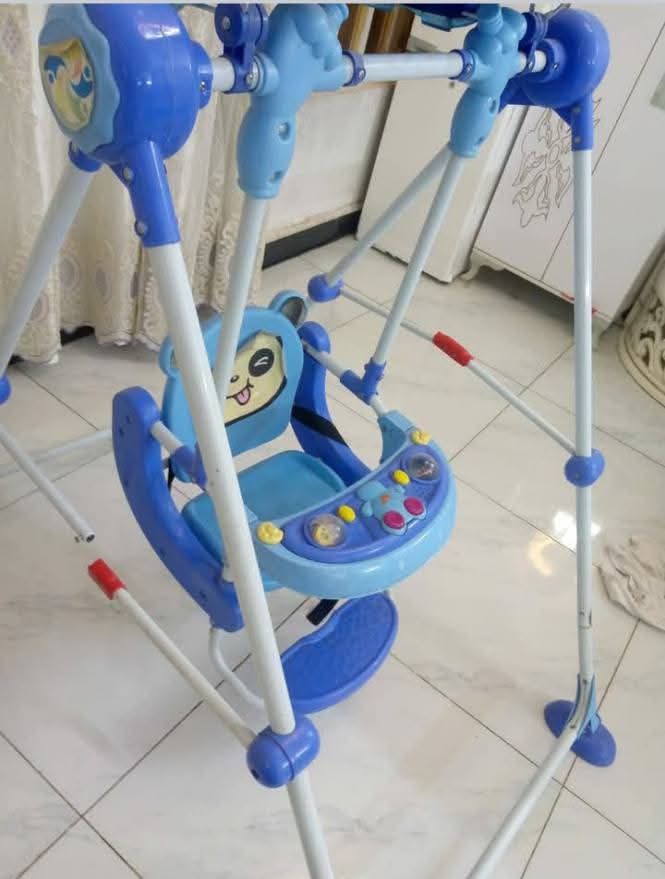 أرجوحة أطفال زرقاء