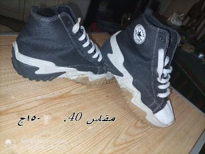 حذاء رياضي أسود وأبيض